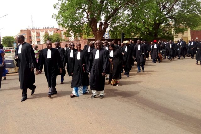 Les avocats empruntant leur avenue lors de la marche au Centre-ville de Ouagadougou