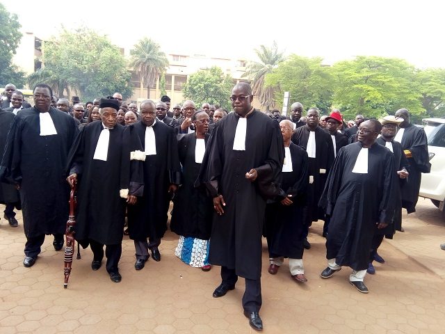 Les marcheurs devant le ministère de la Justice burkinabè