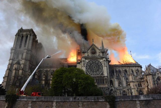 Notre Dame de Paris en feu