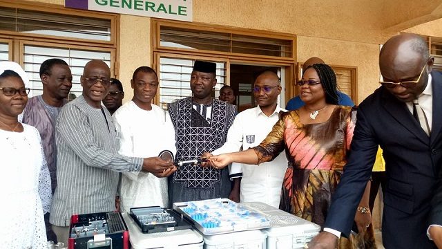 Remise symbolique d'une partie du matériel offert