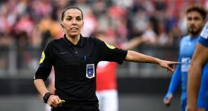 France/Foot: Stéphanie, première femme à arbitrer une rencontre de première division (RFI)