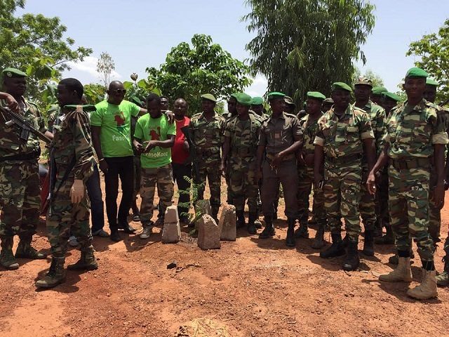 Des agents forestiers déterrent des bornes dans la forêt de Kua à Bobo-Dioulasso