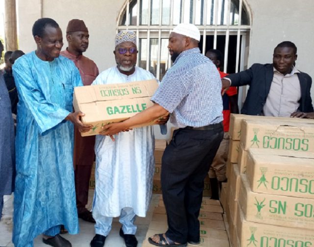 Kadré Désiré Ouédraogo remettant du sucre aux musulmans