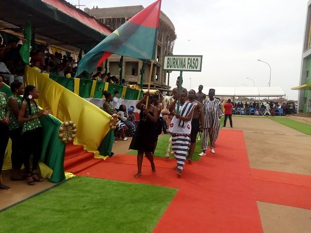 La communuaté burkinabè défilant à la Journée internationale de IAM Ouaga