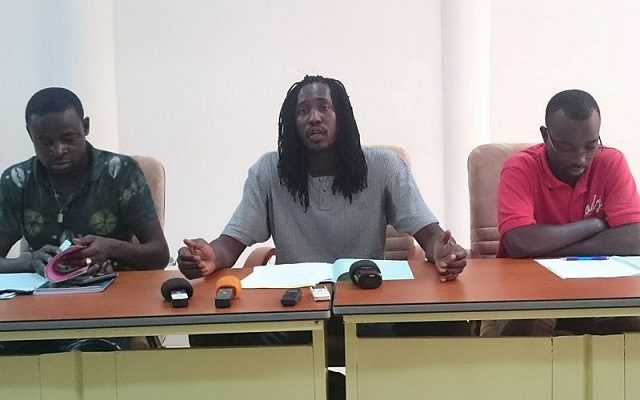 Le secrétaire général su SYNAMUB Almamy KJ( milieu) dénonce une démission du ministre de la Culture