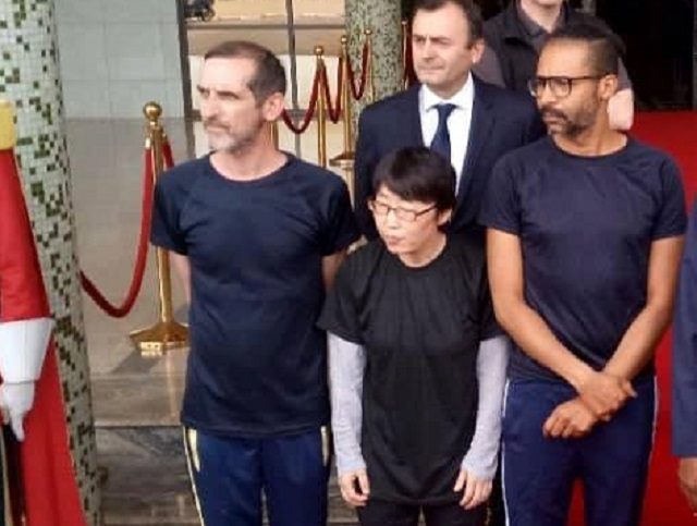 Les trois ex-otages en tee-shirt sur le tapis rouge