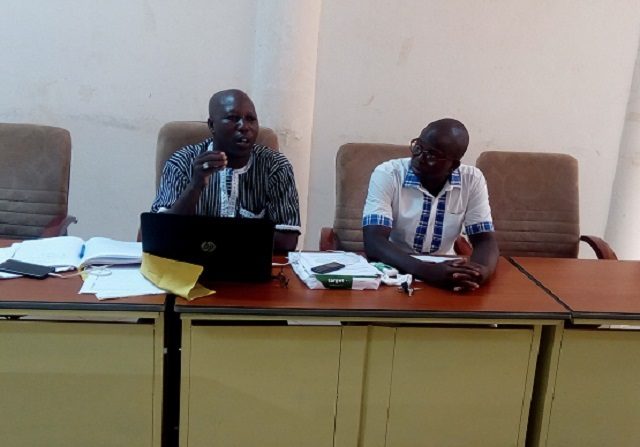 L'initiateur de la création du SYNEP en vue, Bernard Sawadogo, devant l'ordinateur