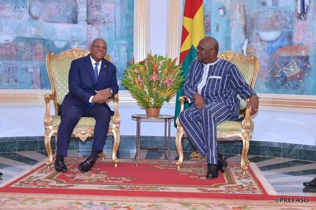 Roch Kaboré recevant à Kosyam, le président de la commission de la CEDEAO, Jean Claude Kassi Brou