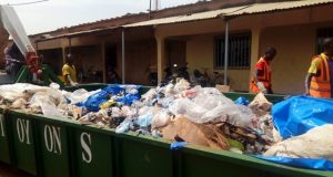 Ramassage d’ordures au marché de Dassasgho: l’action de Nestlé appréciée positivement