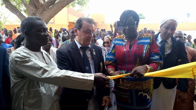 Coupure du ruban sympolique marquant l'inauguration du CSPS