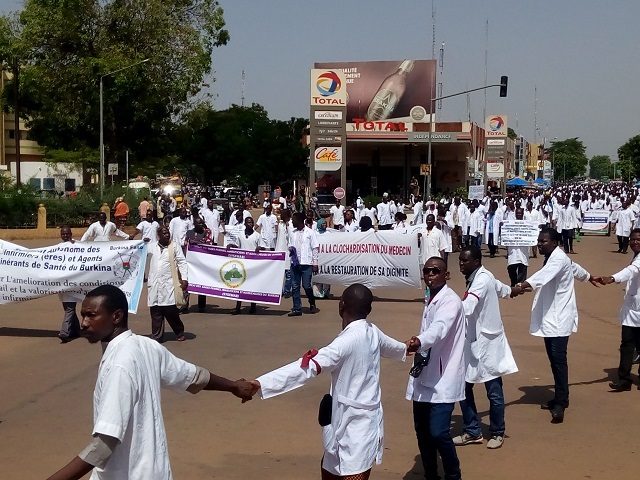 Des médecins marchant à Ouagadougou