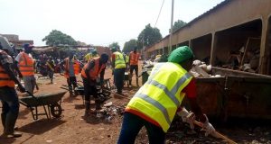 Ouagadougou: les agents de Nestlé débarrassent le marché de Dassasgho de ses saletés
