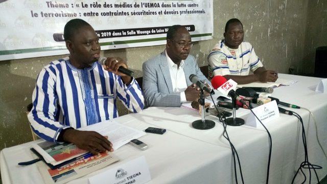 Les organisateurs du forum avec (à gauche) le directeur général de Sidwaya et, (au milieu) le directeur de Fraternité Matin