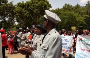 Burkina: des administrateurs mécontents, marchent sur la Primature