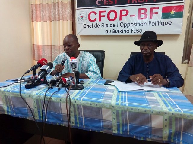 Yumanli Lompo, micro en main, président du PNDS et Amadou Diemdioda Dicko, 4e vice-président de l'UPC