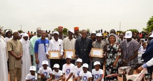 Ecole primaire de Nemnin à Ouagadougou : Abdoul service offre un forage et vélos