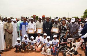 Ecole primaire de Nemnin à Ouagadougou : Abdoul service offre un forage et vélos