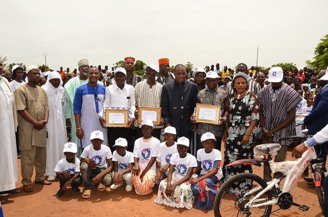 Ecole primaire de Nemnin à Ouagadougou : Abdoul service offre un forage et vélos