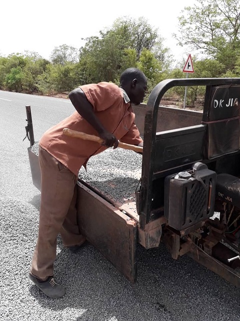 Cet homme surpris en train de ramasser le granite concassé sur la route Dédougou-Tougan