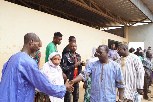 Le père de la défunte recevant les salutations du Consul général du Burkina à Soubré