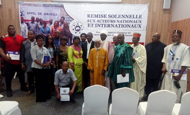 Photo de famille après la remise de l'Appel de Manéga