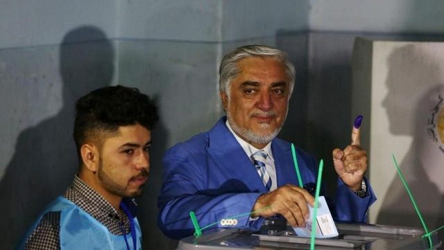 Le candidat Abdullah Abdullah dépose son bulletin de vote à Kaboul, le 28 septembre 2019