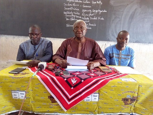 Le porte-parole du comité de crise de l'ANTBA, Ouédan Abraham Nion, au centre