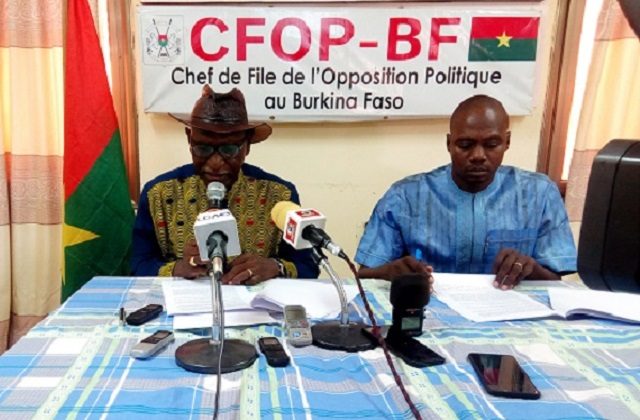De la gauche vers la droite, Amadou Diemdioda Dicko, 4ème vice-président de l'UPC et Carlos Toé président du MCR