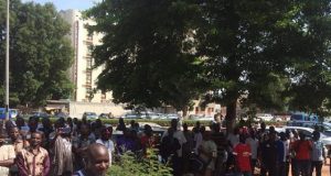 Ouagadougou: des agents de l’éducation manifestent devant leur ministère