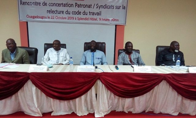 Le présidium à la cérémonie de la concertation patronat-syndicats