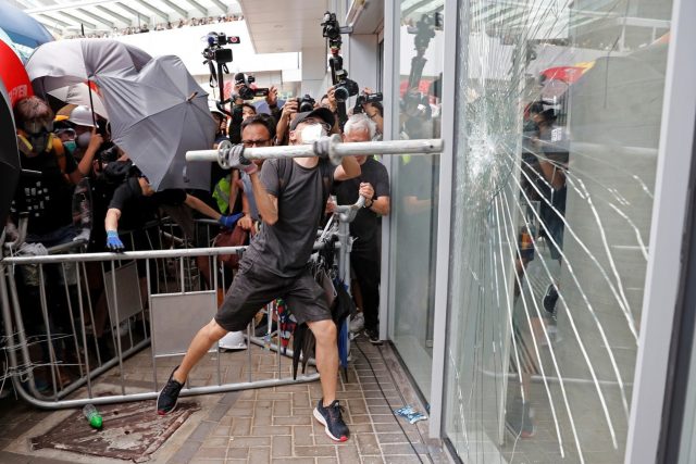 Les manifestants n'hésitent pas à s'attaquer violemment aux magasins (Photo RPC)