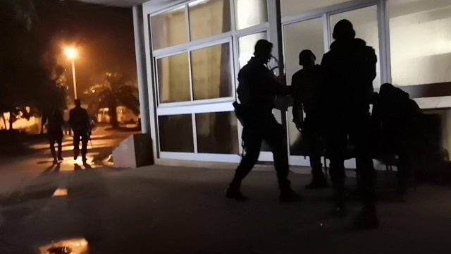 Policiers armés en faction dans les studios de la RTB-Télé (3)