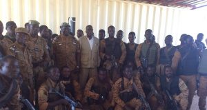 Burkina: le ministre de la Sécurité rend visite aux troupes à Arbinda et Inata