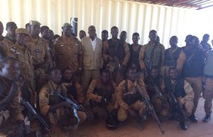 Burkina: le ministre de la Sécurité rend visite aux troupes à Arbinda et Inata