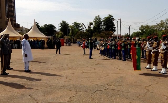 Roch Kaboré faisant la révue de troupe avant le début de la cérémonie
