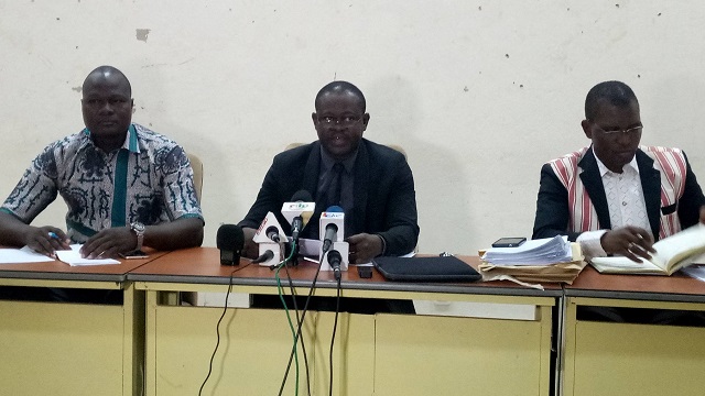 Les animateurs de la conférence de presse, avec Alfred Ouédraogo (milieu)