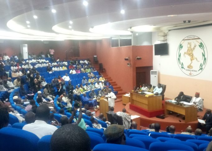 Lutte anti-terrorisme au Burkina: les députés donnent leur aval pour le recrutement des volontaires (actualisé)