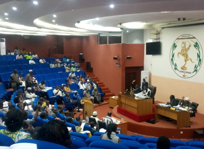 Burkina: les députés veulent enquêter sur les sociétés immobilières et de téléphonie mobile