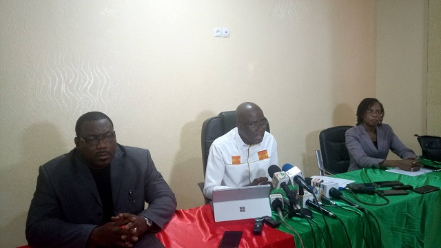Le ministre de la Culture, Abdoul Karim Sango (milieu), au cours de la conférence de presse