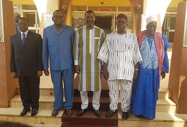 Photo de famille du président Bala Sakandé et de quatre de ses anciens pairs de l'Assemblée nationale