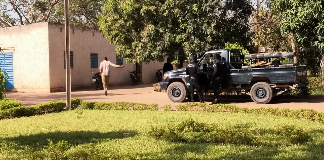 Des policiers dans la cour de la RTB Radio le 21 février 2020