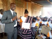 Ouagadougou: la Fondation Nikiema Arouna alphabétise des femmes du marché de Larlé