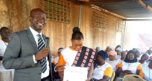 Ouagadougou: la Fondation Nikiema Arouna alphabétise des femmes du marché de Larlé