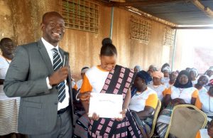 Ouagadougou: la Fondation Nikiema Arouna alphabétise des femmes du marché de Larlé