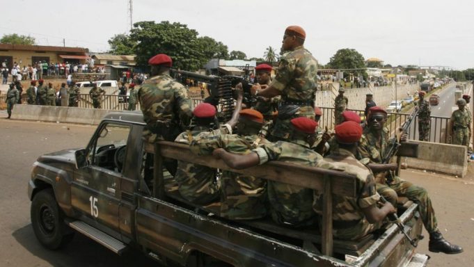 Guinée: des soldats menacent de faire recours aux armes pour se faire entendre