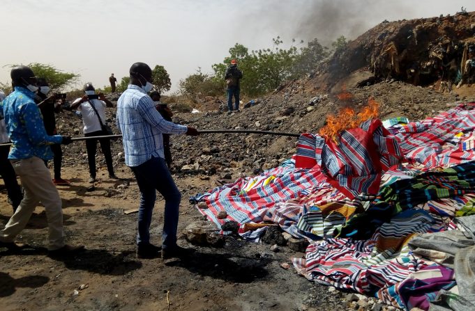 Burkina: des pagnes Faso Dan Fani, contrefaits, brûlés