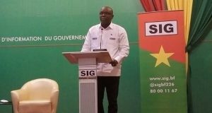 Couvre-feu au Burkina: le gouvernement «solidaire» des FDS accusées de «bavures»
