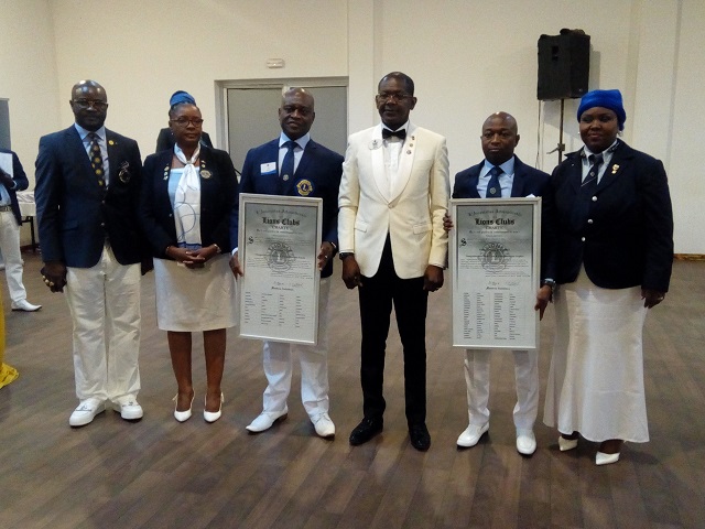 Une photo de famille avec le gouverneur du district 403 A3 de Lions Club, Dieu-Donné Hubert Millogo au centre après la remise de charte aux deux nouvelles associations