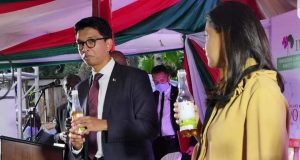 Madagascar: le président Andry Rajoelina présente son «remède» contre le Covid-19 (RFI)