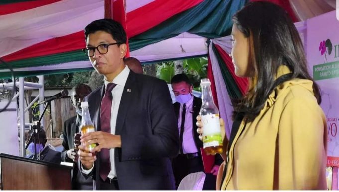Madagascar: le président Andry Rajoelina présente son «remède» contre le Covid-19 (RFI)